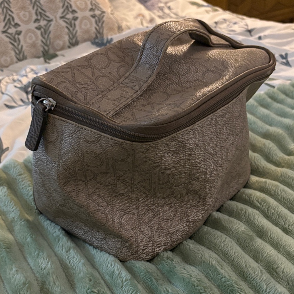❇️SALE❇️Calvin Klein Toiletry Bag